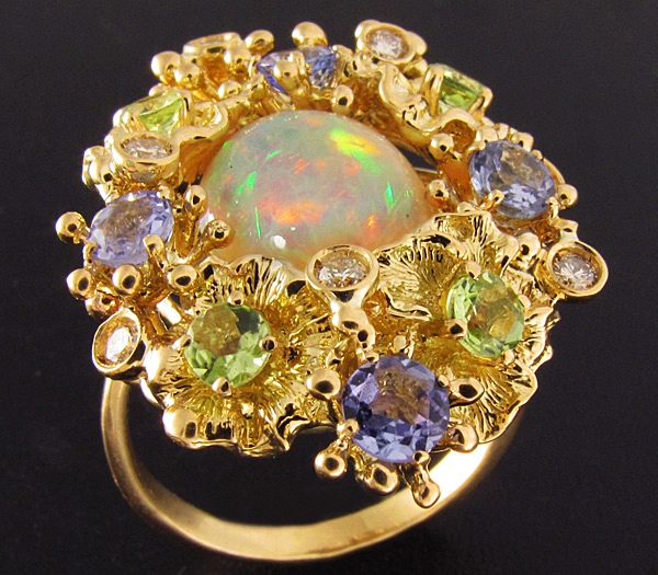 Комплект (кольцо + серьги) с эфиопскими опалами, бриллиантами, танзанитами и перидотами