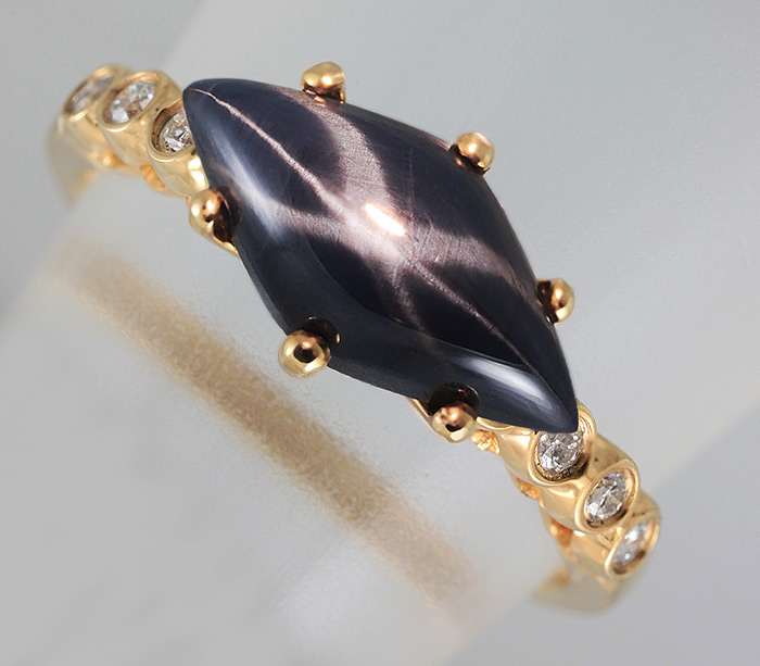 Кольцо со звездчатым сапфиром и бриллиантами