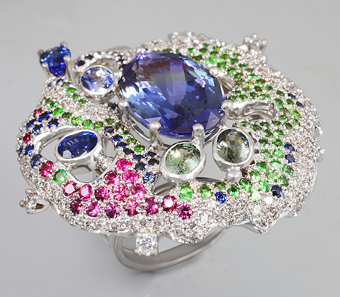 Кольцо с крупным полихромным танзанитом, разноцветными сапфирами, цаворитами гранатами и бриллиантами