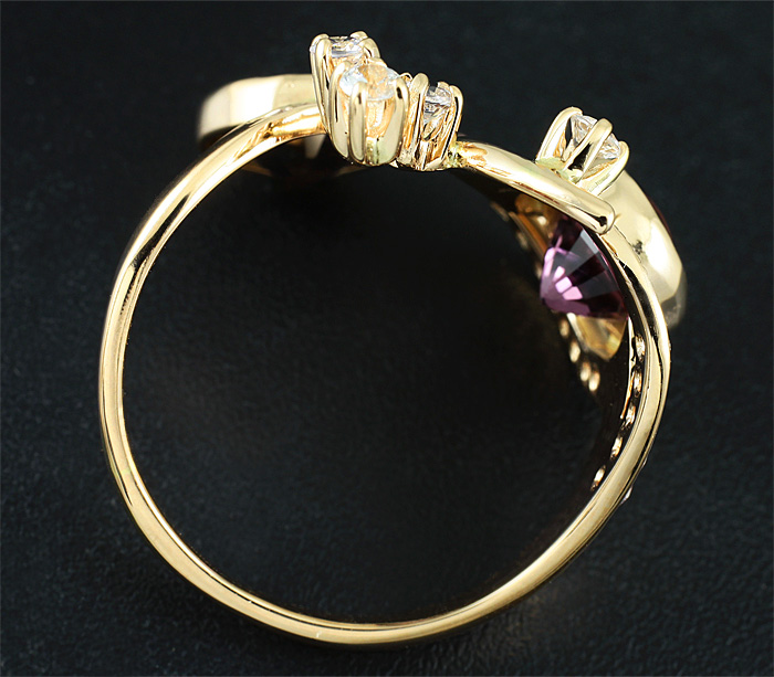 Кольцо с пурпурно-розовыми шпинелями и лейкосапфирами