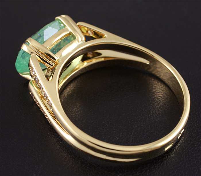 Кольцо с зеленым бериллом и 20 бриллиантами