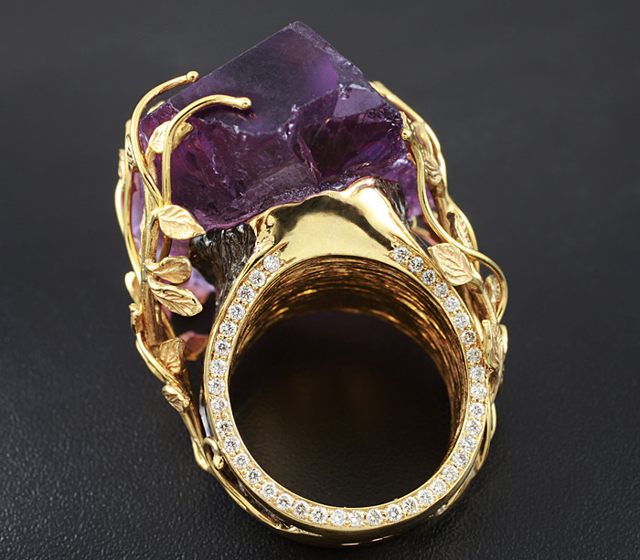 Роскошное кольцо с грубообработанным аметистом и бриллиантами