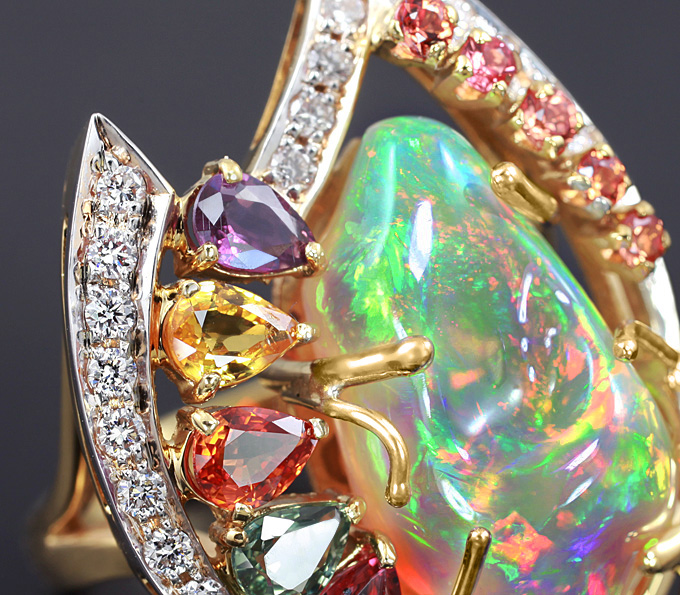 Кольцо с фантастическим эфиопским опалом, сапфирами и бриллиантами