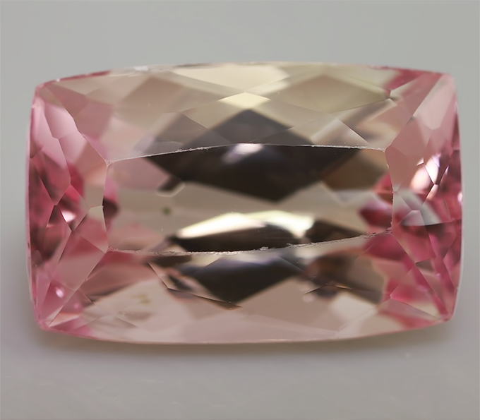Кольцо с полихромным кунцитом и бриллиантами