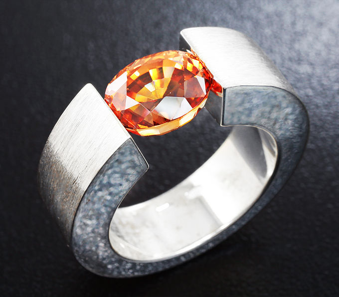 Серебро 925 Кольцо c золотисто-оранжевым цирконом