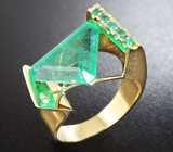 Кольцо с изумрудами и бриллиантом