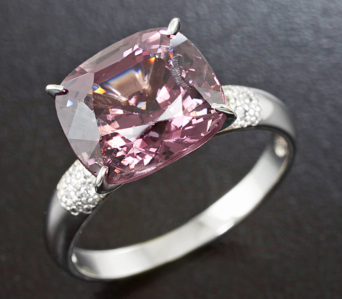 Кольцо с пурпурно-розовой шпинелью и бриллиантами