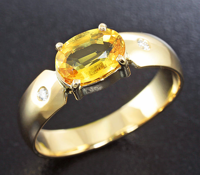 Золотое кольцо с золотисто-желтым сапфиром и бриллиантами