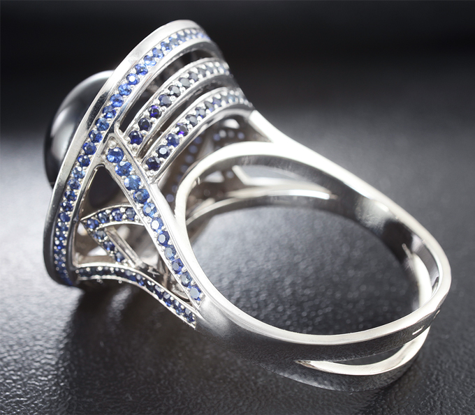 Кольцо со звездчатым и синими сапфирами, а также бриллиантами