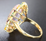 Золотое кольцо с крупным морганитом, желтыми сапфирами, родолитами и цаворитами 