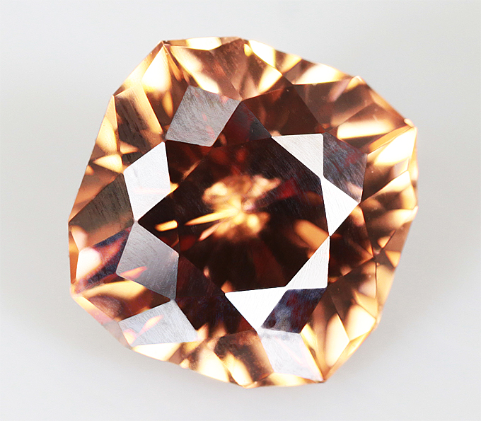 Кольцо с золотистым цирконом и бриллиантами