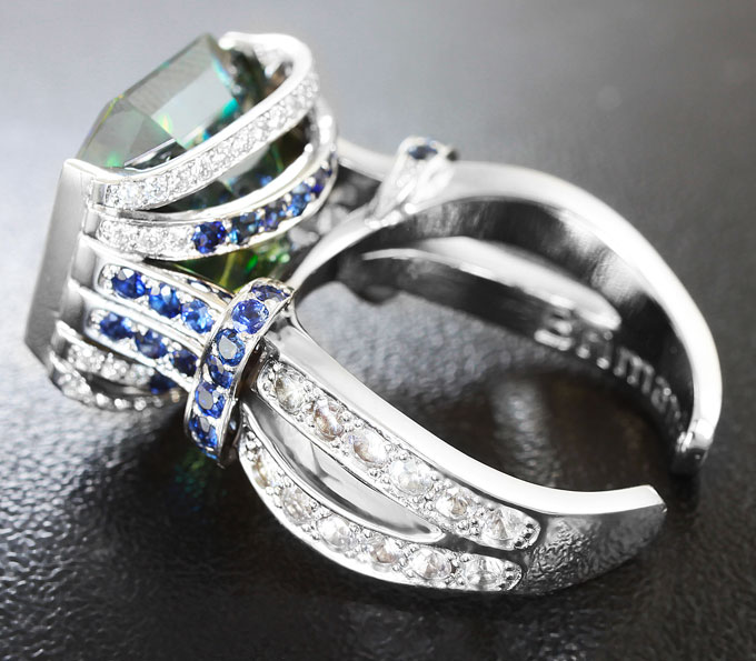 Кольцо с муассанитом эксклюзивного размера, бриллиантами, голубыми и бесцветными сапфирами