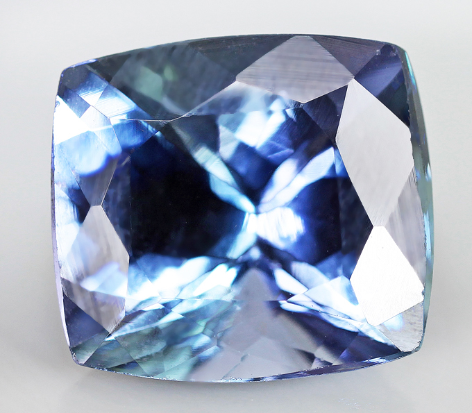 Кольцо с чистейшим танзанитом, синими сапфирами и бриллиантами