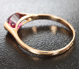 Кольцо с красной «неоновой» шпинелью топовго цвета