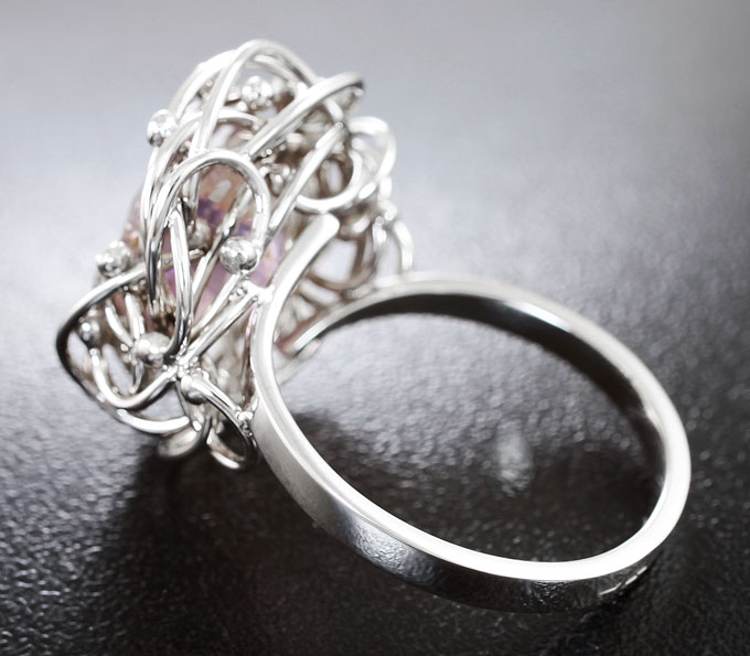 Кольцо с крупным полихромным сапфиром и бриллиантами