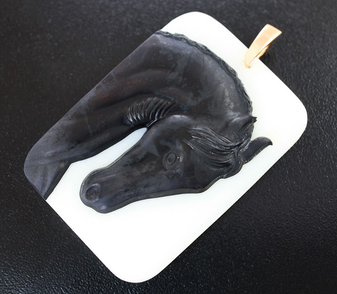 Камея-подвеска «Вороной» с цельной черной яшмы на белом жадеите