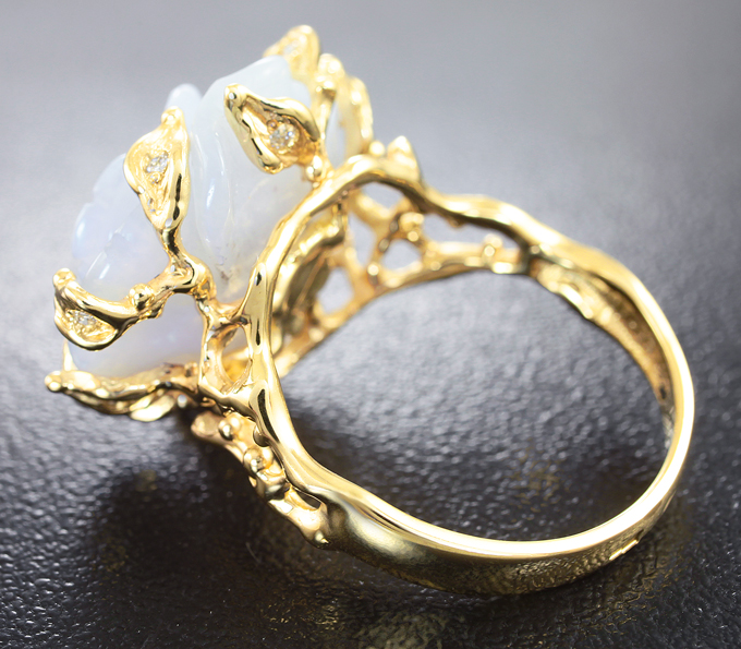 Кольцо с резным халцедоном и бриллиантами
