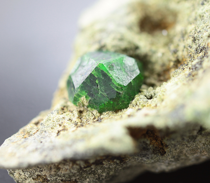 Демантоид гранат на породе