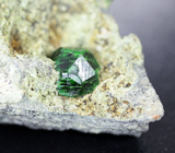 Демантоид гранат на породе