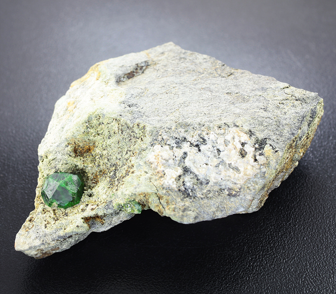 Демантоид гранат на породе