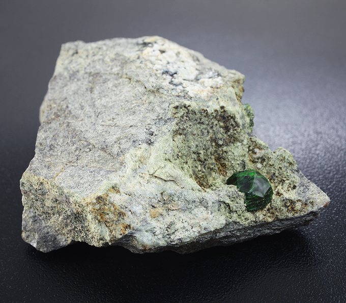 Демантоид гранат на породе