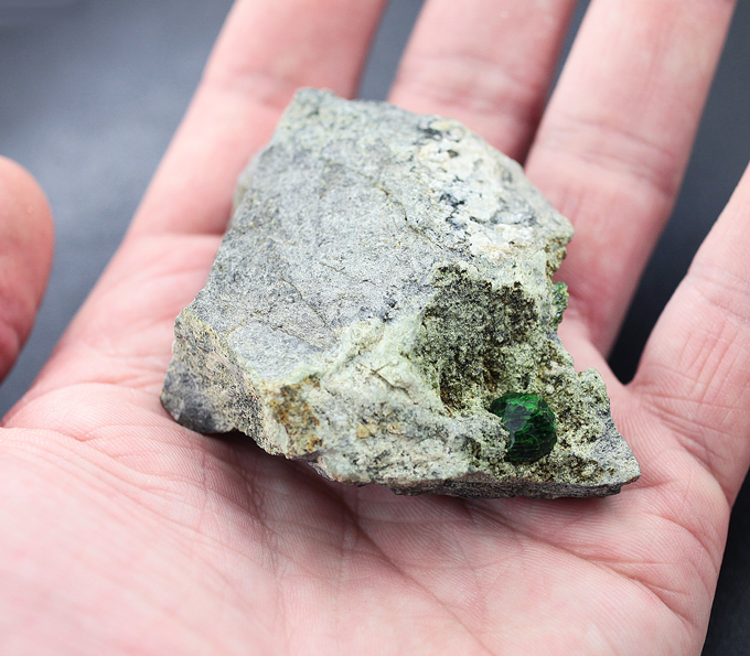 Демантоид гранат на породе