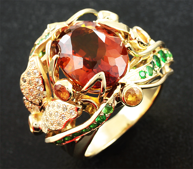 Золотое кольцо с редким цитрином мадейра, цаворитами, желтыми и бесцветными сапфирами 