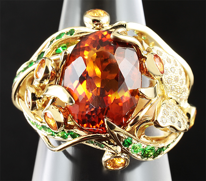 Золотое кольцо с редким цитрином мадейра, цаворитами, желтыми и бесцветными сапфирами 