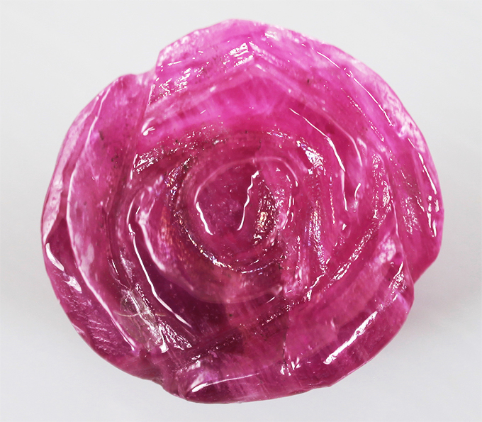 Резной пурпурно-розовый сапфир 7,14 карат