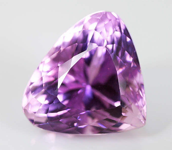 Кольцо с насыщенным пурпурно-розовым кунцитом