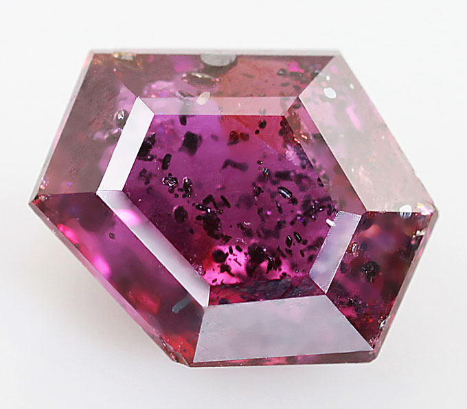 Пурпурно-розовый сапфир (рубин) авторской огранки 1,46 карата