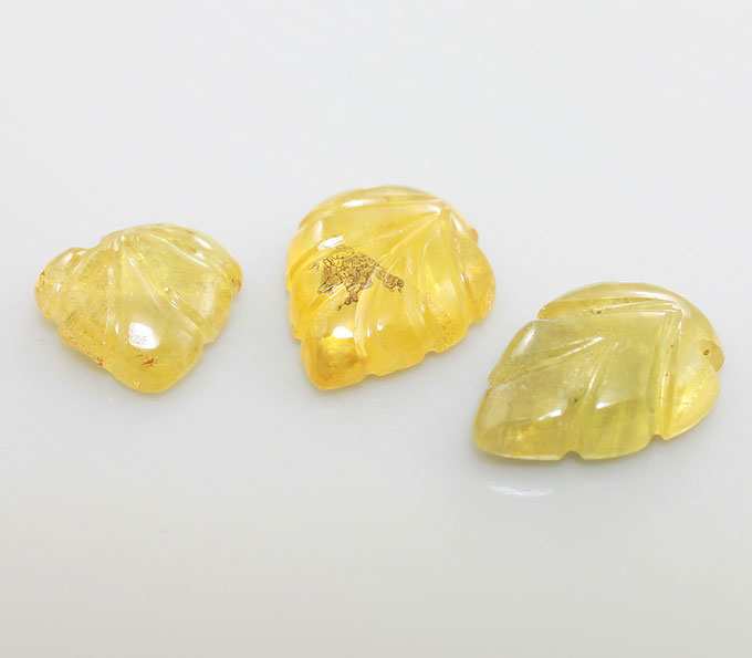 Набор из 3 желтых резных сапфиров 3,76 карата