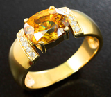 Кольцо с золотистым сфеном и бриллиантами