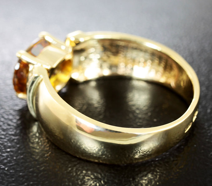 Кольцо с золотистым сфеном и бриллиантами