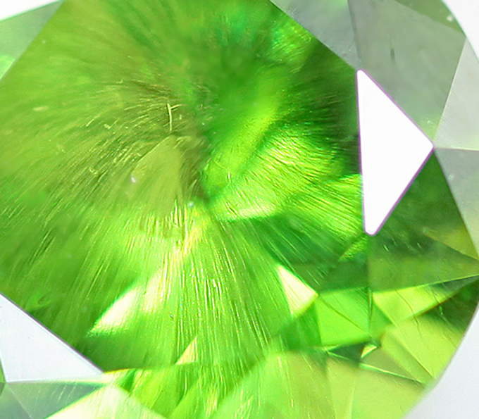 Уральский демантоид ярко-зеленого цвета 1,81 карата