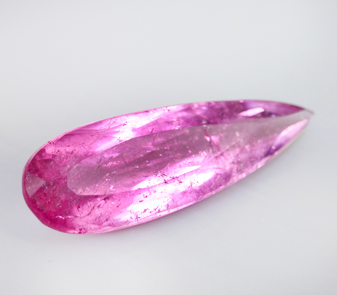 «Неоновый» пурпурно-розовый турмалин 2,7 карата