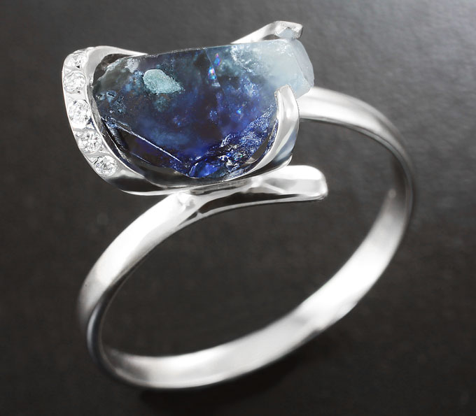 Кольцо с кристаллом бенитоита и бриллиантами
