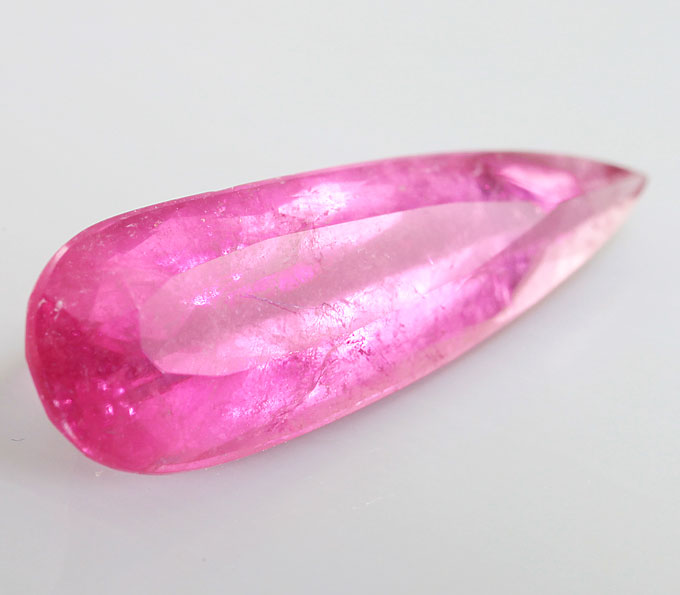 «Неоновый» пурпурно-розовый турмалин 2,58 карата