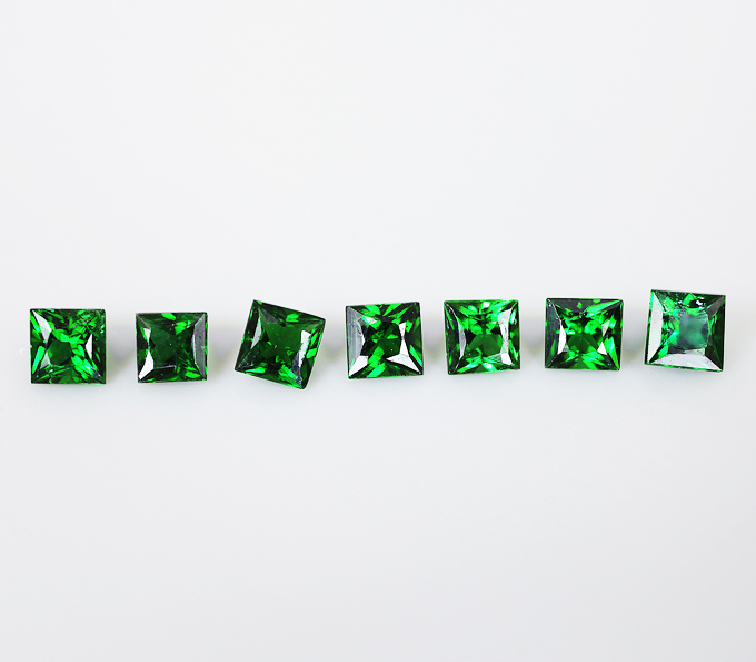 Набор из 7 изумрудно-зеленых турмалинов 0,68 карата