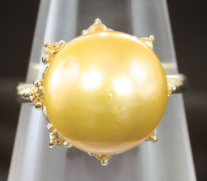 Кольцо с золотистой морской жемчужиной и желтыми сапфирами