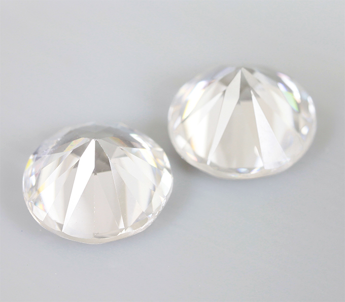 Пара чистейших бесцветных цирконов бриллиантовой огранки 3,69 карата