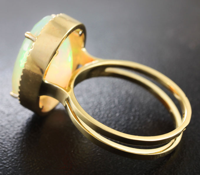 Кольцо c ограненным эфиопским опалом и бриллиантами