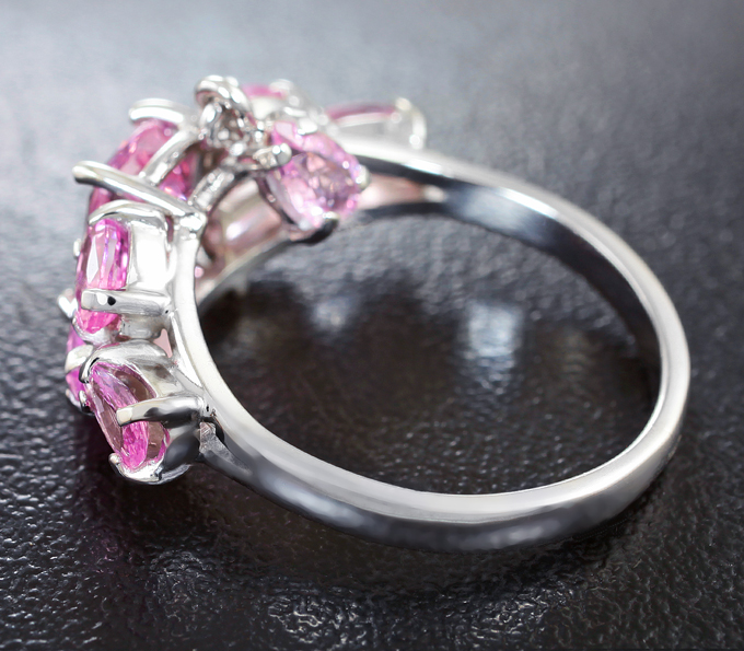 Кольцо с розовой шпинелью и пурпурно-розовыми сапфирами