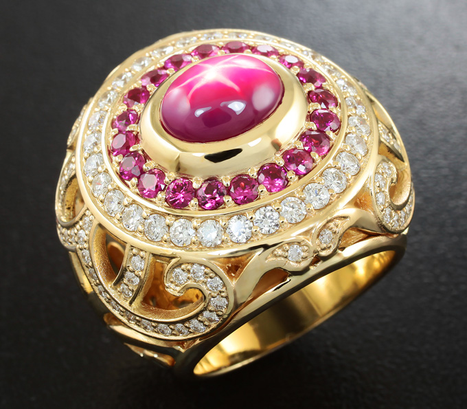 Кольцо со звездчатым рубином, ограненными рубинами и бриллиантами