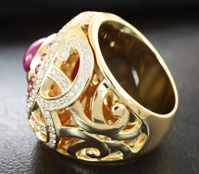 Кольцо со звездчатым рубином, ограненными рубинами и бриллиантами