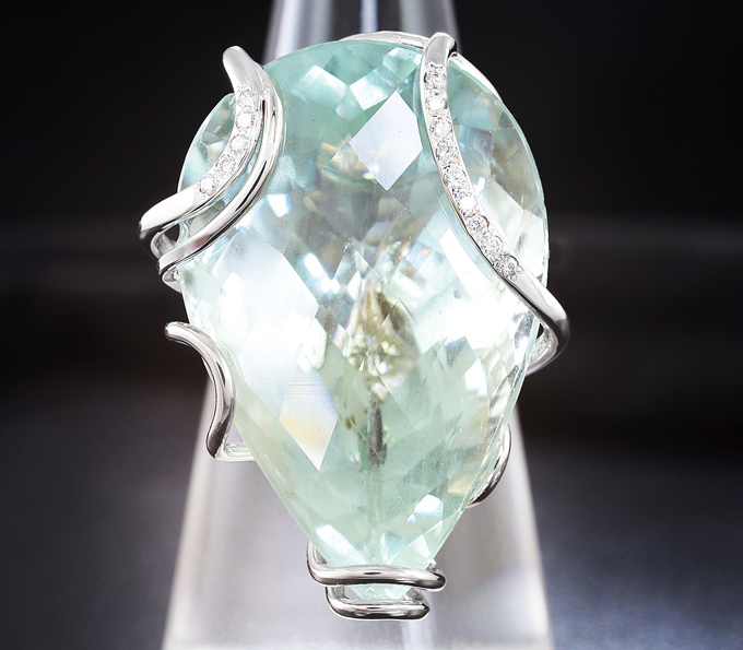 Кольцо с эксклюзивным голубовато-зеленым бериллом и бриллиантами