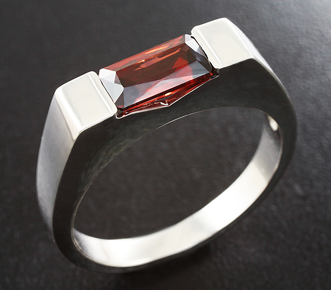 Серебро 925 Кольцо c розовато-оранжевым цирконом