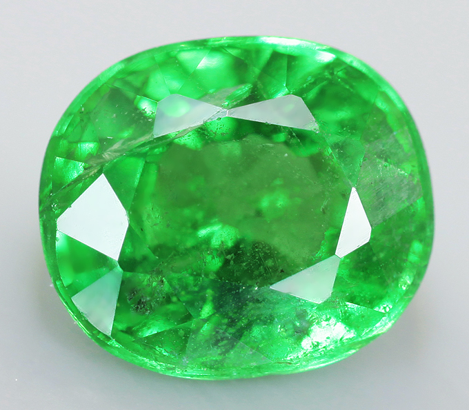 Кольцо c ярким цаворитом гранатом, цирконами и зеленым кубиком циркония