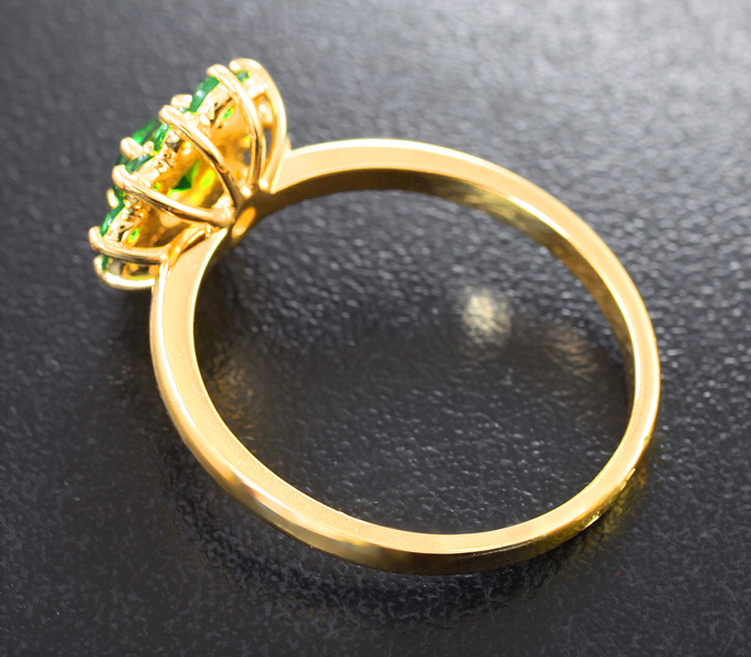 Кольцо с уральским демантоидом лучшего первого цвета 0,67 карата и цаворитами 