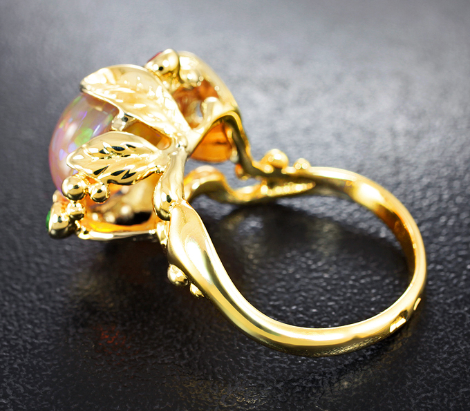 Кольцо c кристаллическим эфиопским опалом, оранжевым сапфиром и цаворитами гранатами